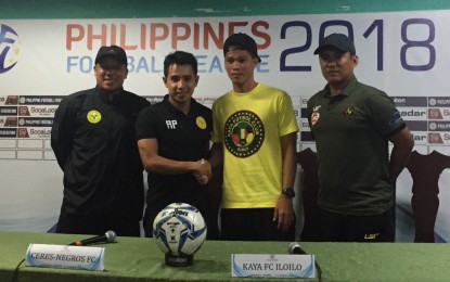 <p><strong>PREMATCH PRESSCON.</strong> Arnie Pasinabo of Ceres-Negros (2<sup>nd</sup> from left) and Kaya FC-Iloilo’s Jalsor Soriano meet with their respective coaches Ronald Ian Treyes (left) and Noel Marcaida (right) during the pre-match press conference in Bacolod City Friday night (May 11, 2018). <em>(Photo by Nanette L. Guadalquiver)</em></p>